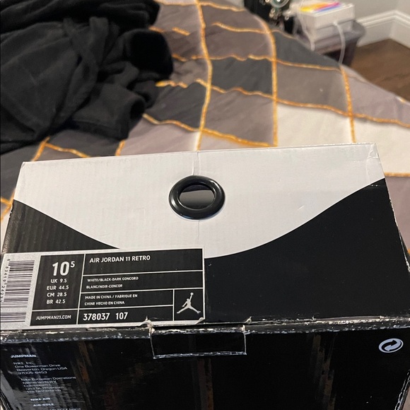 Jordan men air Jordon 11 Retro 11 black and white some damage on the box - Picture 8 of 9